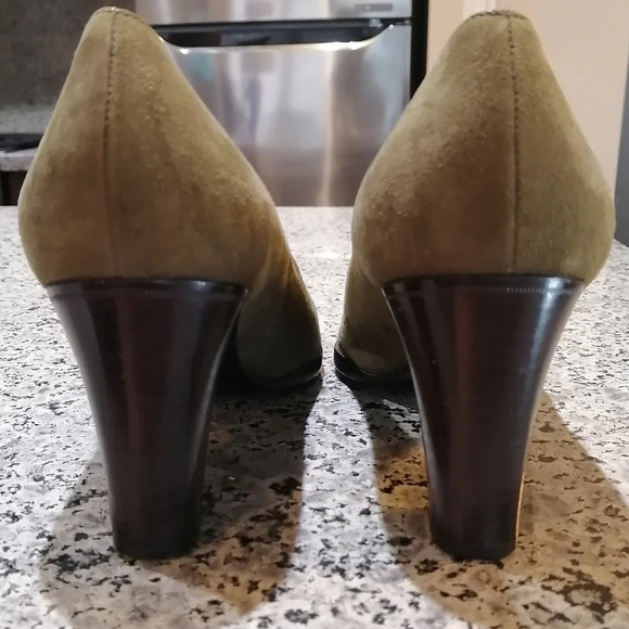 Bruno Magli Suede Italian Vero Cuoio Olive Green Wooden Block Heel Pumps Size 9 - Picture 10 of 16